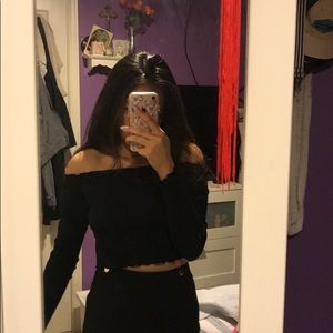 black h&m off the shoulder top! size S doesn’t slip!